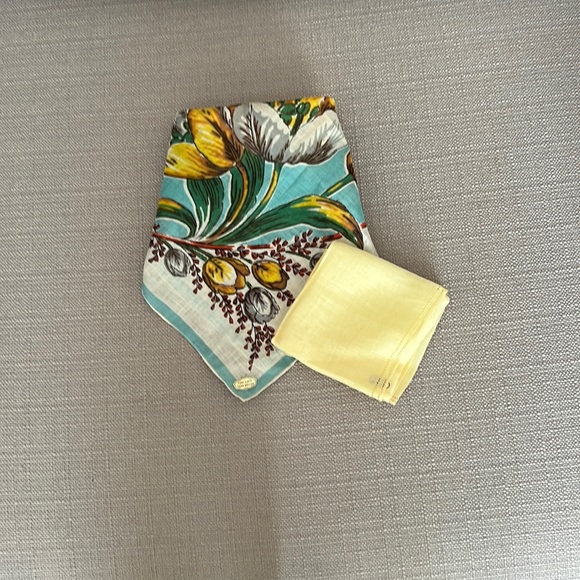 TWO VINTAGE Linen Handkerchiefs - Picture 2 of 10